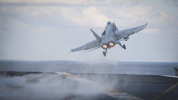 Пилот F-22 рассказал, почему военные летчики США массово бегут со службы Пилот F-22 рассказал, почему военные летчики США массово бегут со службы