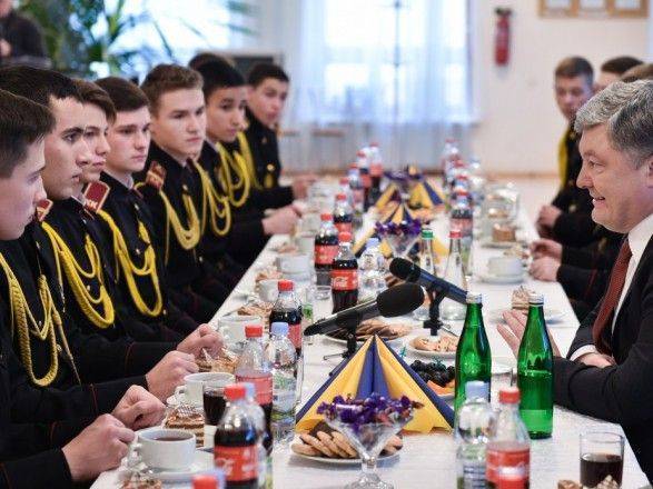 Порошенко заманивает студентов на войну, обещая 800 долларов за убийства жителей Донбасса Порошенко заманивает студентов на войну, обещая 800 долларов за убийства жителей Донбасса