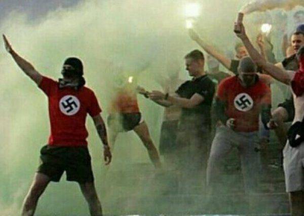 Футбольные фанаты в Виннице вышли на поле в футболках со свастикой и зиговали Футбольные фанаты в Виннице вышли на поле в футболках со свастикой и зиговали