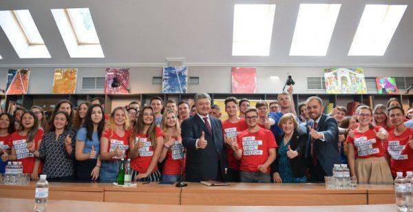 Гарант опять залил глаза: Петр Порошенко не заметил ошибки в слове Украина Гарант опять залил глаза: Петр Порошенко не заметил ошибки в слове Украина