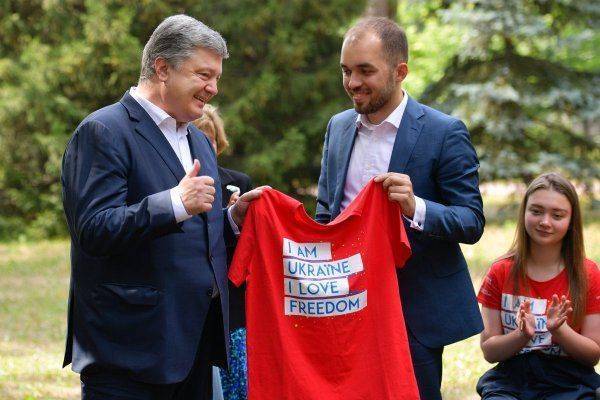 Гарант опять залил глаза: Петр Порошенко не заметил ошибки в слове Украина Гарант опять залил глаза: Петр Порошенко не заметил ошибки в слове Украина