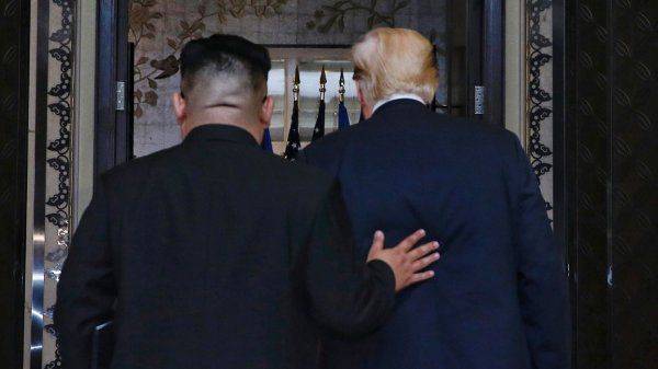 Трампу хотят объявить импичмент за рукопожатие Киму Трампу хотят объявить импичмент за рукопожатие Киму