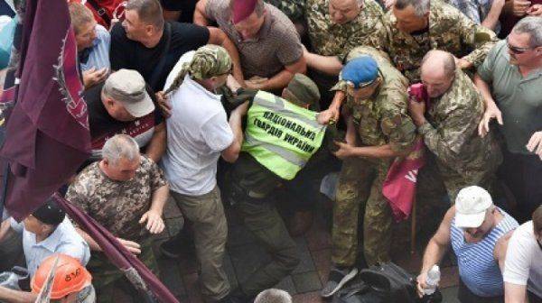 В Киеве ветераны–афганцы и шахтёры прорвались через кордон полиции к ВР В Киеве ветераны–афганцы и шахтёры прорвались через кордон полиции к ВР