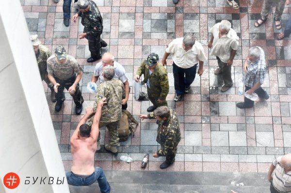 В Киеве ветераны–афганцы и шахтёры прорвались через кордон полиции к ВР В Киеве ветераны–афганцы и шахтёры прорвались через кордон полиции к ВР