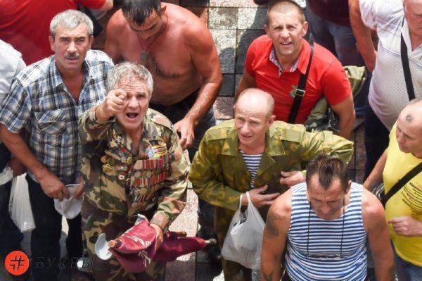 В Киеве ветераны–афганцы и шахтёры прорвались через кордон полиции к ВР В Киеве ветераны–афганцы и шахтёры прорвались через кордон полиции к ВР