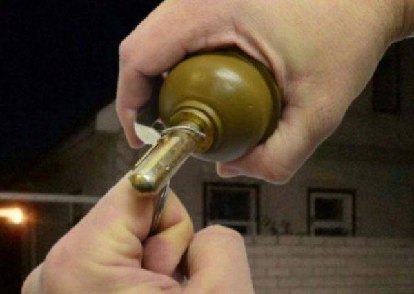 Под Киевом двое украинцев подорвались на боевой гранате в прямом эфире Под Киевом двое украинцев подорвались на боевой гранате в прямом эфире