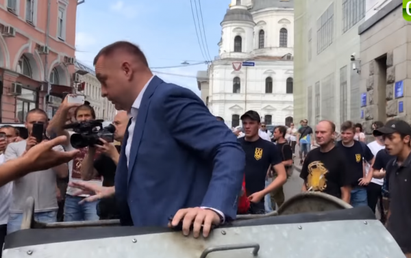 В Харькове националисты разгромили горсовет и бросили в мусорный бак заместителя Кернеса В Харькове националисты разгромили горсовет и бросили в мусорный бак заместителя Кернеса