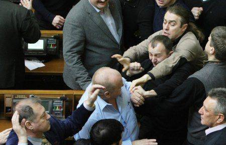 В парламенте Украины произошла драка между коммунистами и националистами