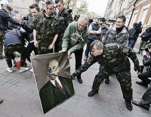 Юрий Поляков: Запад на Украине повторяет ошибку Чемберлена, заигрывавшего с Гитлером