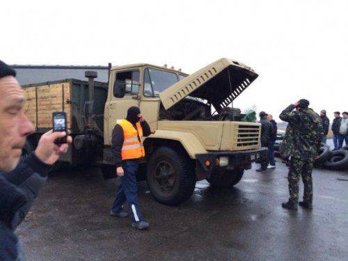 На подъезде к Славянску митингующие задержали грузовик с боекомплектами для установок "Град"