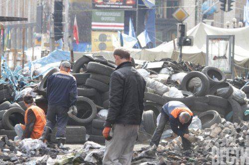 В центре Киева трактор растаскивает баррикаду