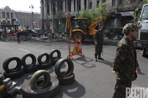 В центре Киева трактор растаскивает баррикаду