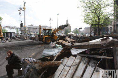 В центре Киева трактор растаскивает баррикаду
