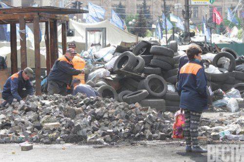 В центре Киева трактор растаскивает баррикаду