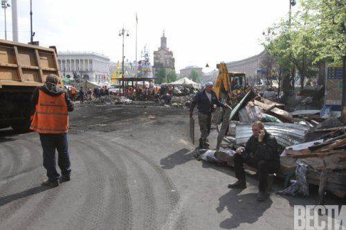 В центре Киева трактор растаскивает баррикаду