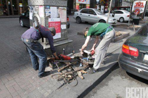В центре Киева трактор растаскивает баррикаду