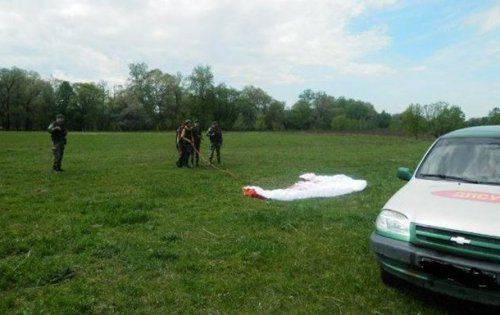 Пограничники задержали румына, который попал в Украину на парашюте