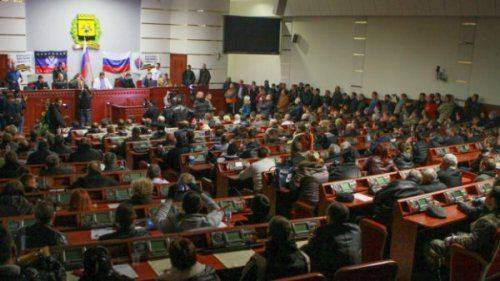 Донецкие депутаты потребовали убрать войска из Донбасса