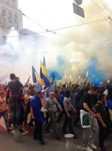 Харьков: драка фашистов из ультрас и активистов с георгиевскими ленточками