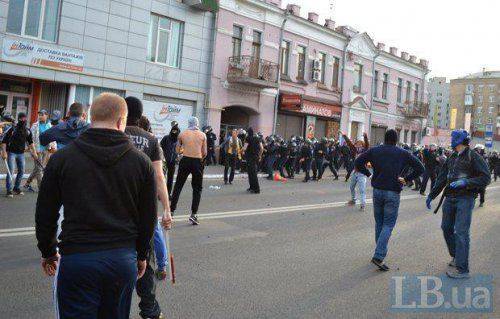 Футбольные ультрас и "Правый сектор" напали на мирную автоколонну харьковчан