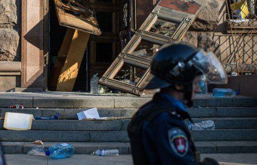 Одесситы сожгли флаг Украины, который "Правый сектор" вывесил на здании Дома профсоюзов