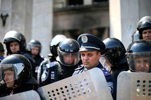 Украина теряет силовиков. Лидеры страны обвиняют армию и правоохранителей в симпатиях к повстанцам