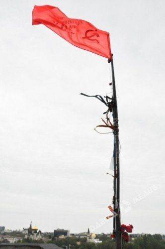 Над сожженным радикалами Домом профсоюзов в Одессе подняли красное знамя