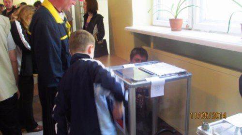 Жители элитных районов Донецка выстроились в очередь на референдуме