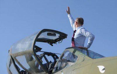 Все ездит, летает и Украину защищает, — Яценюк под крылом самолета