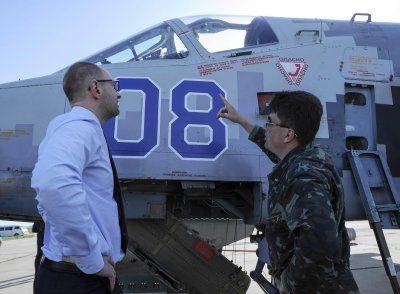 Все ездит, летает и Украину защищает, — Яценюк под крылом самолета