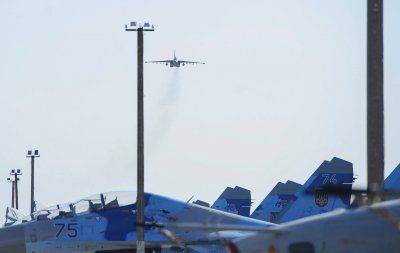 Все ездит, летает и Украину защищает, — Яценюк под крылом самолета