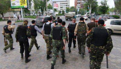 ЖИТЕЛИ ДОНЕЦКОЙ НАРОДНОЙ РЕСПУБЛИКИ УНИЧТОЖАЮТ УРНЫ ДЛЯ ГОЛОСОВАНИЯ