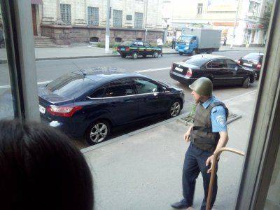 Гражданская война на Украине: вооруженные боевики киевского Правого сектора взяли в заложники боевиков житомирского Правого сектора, спецназ готовится