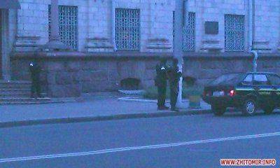 Гражданская война на Украине: вооруженные боевики киевского Правого сектора взяли в заложники боевиков житомирского Правого сектора, спецназ готовится