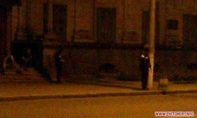 Гражданская война на Украине: вооруженные боевики киевского Правого сектора взяли в заложники боевиков житомирского Правого сектора, спецназ готовится