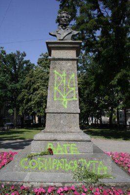 В Харькове вандалы осквернили памятник Александру Пушкину