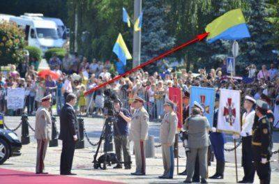 Порошенко возглавил Армию Украины под перевернутым Государственным флагом.