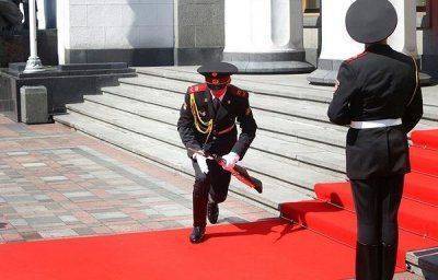 Порошенко отправит упавшего на инаугурации солдата на войну