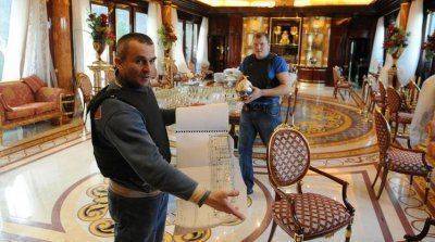 Вчера в палатках, сегодня на шикарных автомобилях: жизнь "активистов майдана" после переворота