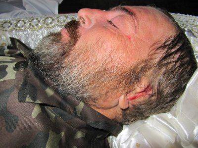 Украинские каратели добивают раненых и отрезают у них уши