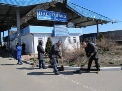 УКРАИНСКИЕ ПОГРАНИЧНИКИ НЕ ПРОПУСКАЮТ РОССИЯН НА ПУНКТЕ "ПЛЕТЕНЕВКА"
