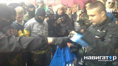 В Киеве «Правый сектор» штурмует здание гостиницы, слышны взрывы