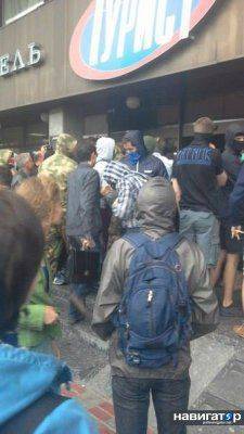 В Киеве «Правый сектор» штурмует здание гостиницы, слышны взрывы