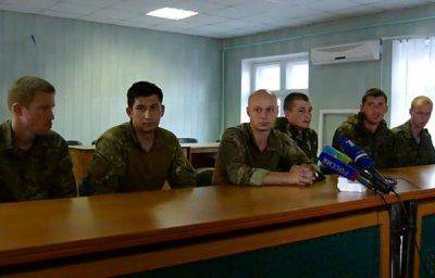 На Украине ополченцы передают пленных украинских солдат родителям под расписку