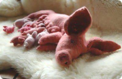 ЕС требует от Украины дать свиньям игрушки