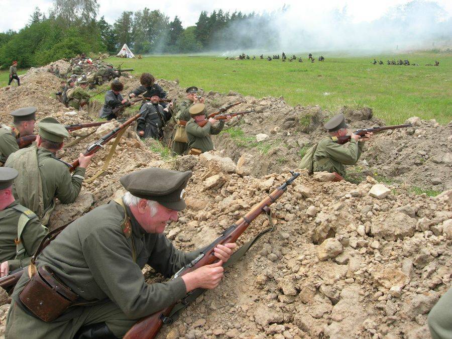 Солдаты в окопе фото