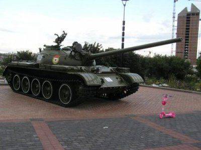 В ДОНЕЦКЕ ОПОЛЧЕНЦЫ ИЗ МУЗЕЯ ЗАБРАЛИ ТАНК Т-54