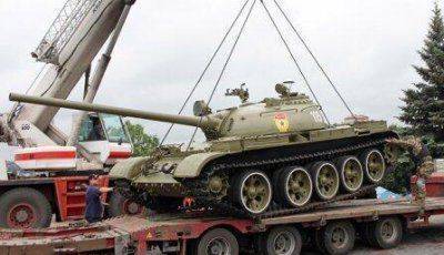 В ДОНЕЦКЕ ОПОЛЧЕНЦЫ ИЗ МУЗЕЯ ЗАБРАЛИ ТАНК Т-54