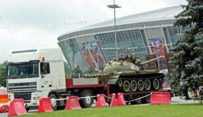 В ДОНЕЦКЕ ОПОЛЧЕНЦЫ ИЗ МУЗЕЯ ЗАБРАЛИ ТАНК Т-54