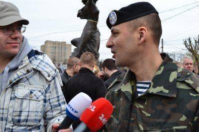 Десантники из Днепропетровска идут на митинг под окнами Порошенко